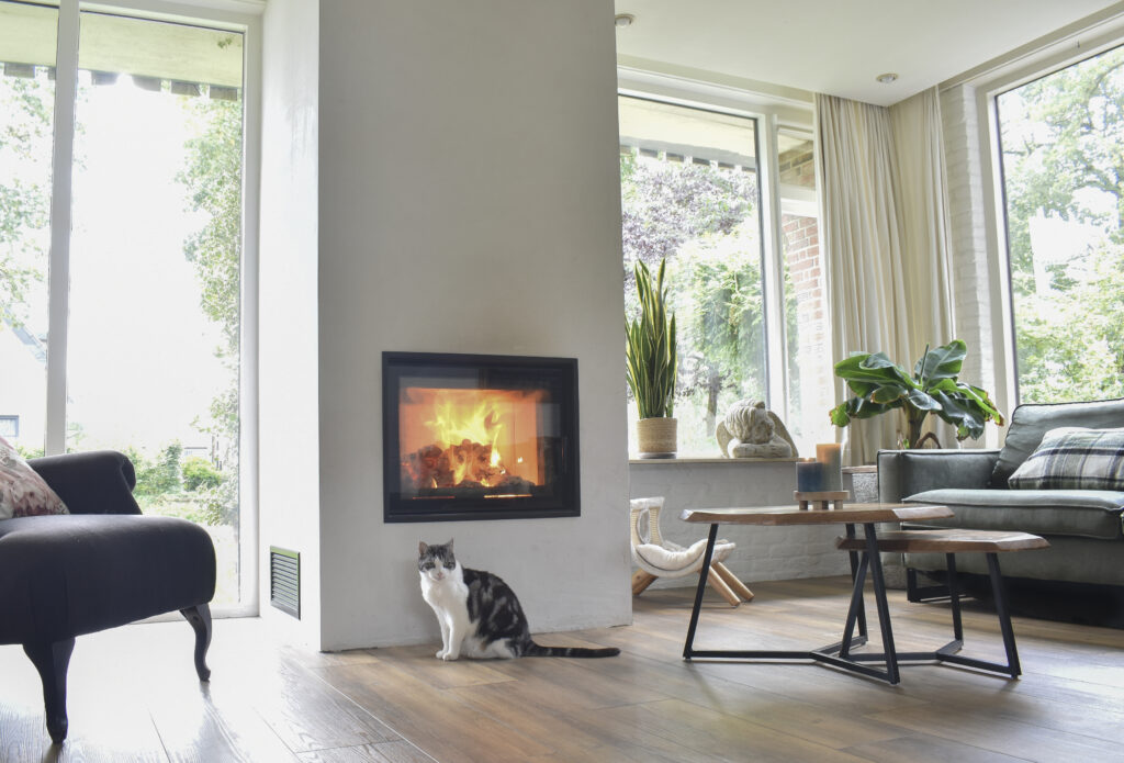 Ingebouwde hout-cv kachel met haardvuur in een moderne woonkamer
