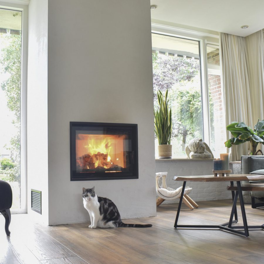 Ingebouwde hout-cv kachel met haardvuur in een moderne woonkamer
